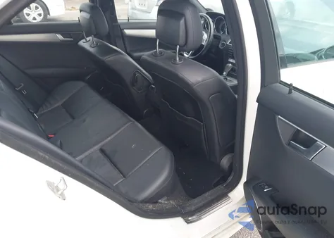 2013 Mercedes-Benz C 300 Luxury 4Matic/Sport 4Matic z USA, uszkodzony, nr VIN WDDGF8AB8DR287316